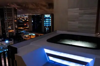 Image de Cozy penthouse with a hot tub and an amazing view. 15 minutes from the airport.