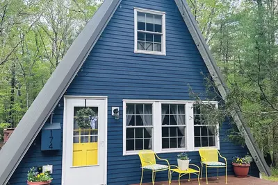 Image de Cozy Nature Retreat A-Frame Cabin in Woods Firepit Creek Large Deck Sleeps 6