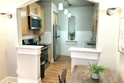 Image de Knight 105: Stylish 2br/2ba Retreat in the Heart of Oak Lawn\"