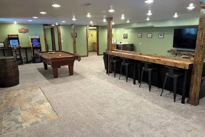 Image de Hocking Hills Cabin- private hot tub, hiking trail, caves, fire pit, pool table