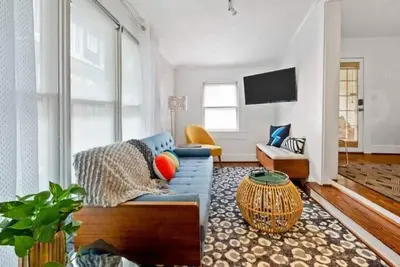 Image de Mid-Century Birmingham Bungalow