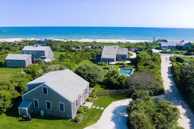 Image de Two Cottages across from the beach with 7-bedrooms & Pool in charming Nantucket
