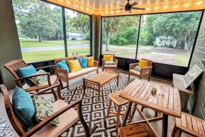 Image de Relax in Style: 3br Home w/ Screened Patio, Walk to Downtown, Boat Parking Here!