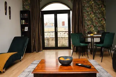 Image de Supérieure-Appartement-Salle de bain privée séparée-Vue ville