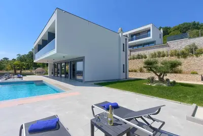 Image de Villa de luxe 4 chambres avec piscine chauffée et vue imprenable sur la mer