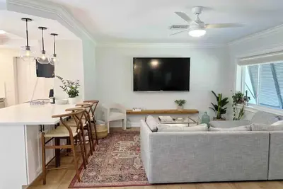 Image de Home with pool in the heart of Tequesta, walking distance to cafe and shops. \n