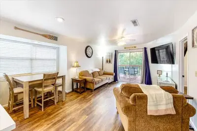 Image de Cozy 2br | Step-Free | Spacious Deck | Pet Friendly