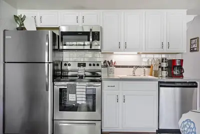 Image de 2br | Covered Deck | Close to Everything