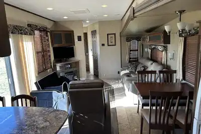 Image de Cozy Rv with 2 bedrooms and WiFi, Ac in fabulous Palacios