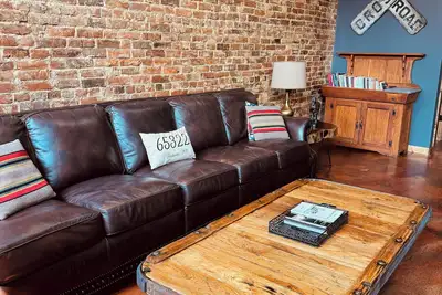 Image de Charming downtown space offers complete privacy, 2 bedrooms & 2 full bathrooms.