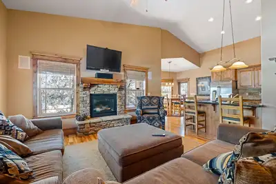 Image de New! Black Bear Inn - Pet friendly - trailer parking - close to lake - rustic