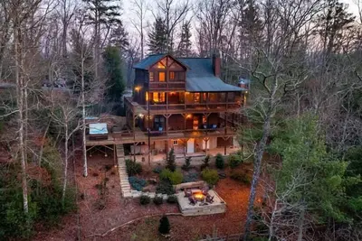 Image de Cozy Bear Lodge - Pet Friendly | Hot Tub | Screened Porch with Fireplace