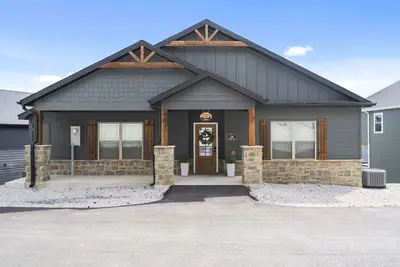 Image de Spacious Lakeview Retreat featuring Arcades, Ping Pong, Free Sdc Tickets & Top Community Amenities