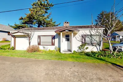 Image de Dog-friendly downtown home near beach with streaming, fireplace, fast WiFi, W/D
