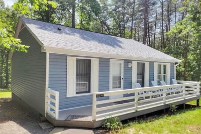 Image de Adorable lake access cottage, completely renovated-firepit, obstaclecourse&more!