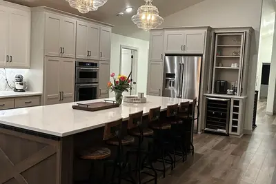 Image de Luxurious lake home, new 4 bdrm, 3 bath 2 kitchens modern farmhouse on Srcl. org