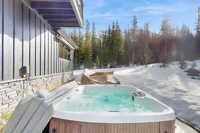 Image de Modern five-acre retreat with hot tub, amazing views, & outdoor spaces