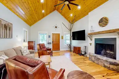 Image de Riverfront home with firepit, large deck, tubing rafts, & views