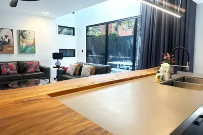 Image de Luxurious spacious house-pool, bath & park 3 cars