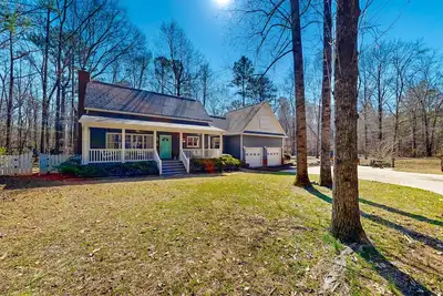 Image de Creekside home with firepit, yard games, deck, wood stove, & W/D