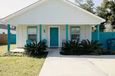 Image de A Wonderful Beach Cottage one block from the water. . . .