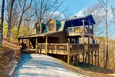Image de Stunning home with seasonal mtn views, large wrap-around decks, private hot tub