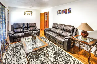 Image de 4 Mi to Magnolia Market: Family-Friendly Waco Home