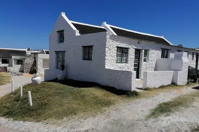 Image de Cosy 1 Bedroom apartment with sea view. Walking distance from beach and harbour!