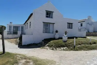 Image de Adorable 2 bedroom apartment with enclosed courtyard and partial sea view