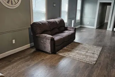 Image de 5 bedroom loft in Heart of Cleveland \nModern Comfort Meets Urban Convenience\n