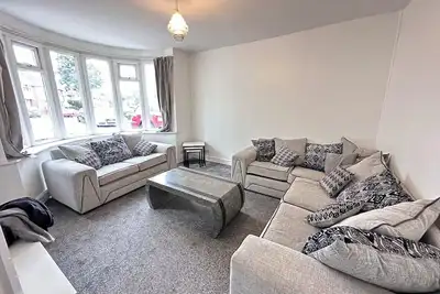 Image de Spacious 4br Home *Heartlands Hospital | Nec | Airport | Stechford Retail Park*