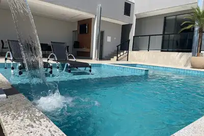Image de Casa ampla com piscina, churrasqueira e acomodações para até 14 pessoas