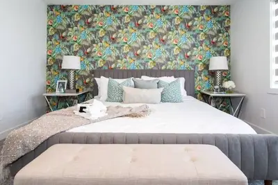 Image de New - Chic Modern Home - King bed - Foosball - Sleeps 8!