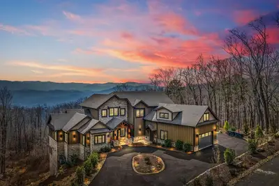 Image de Summit Swagger ~ Modern Luxury 7br Home ~ Indoor Pool ~ Game Room