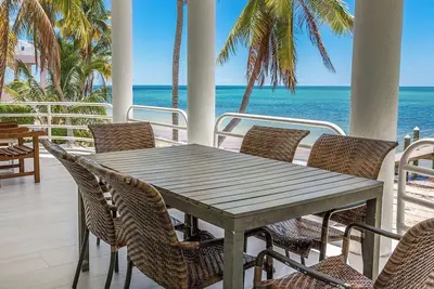 Ocean`s 11. 3 Oceanfront & Beachfront, Dock, Pool, Kayaks, Pool Table 4 Bed 3 Bath