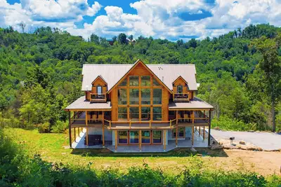 Image de Bellagio Bear: Mtn Views, Theater, Game Room, Hot Tub, WiFi, Fire Pit and more…