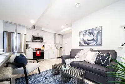 Image de New - Modern Suite - King Bed/Netflix/Sleeps 4/Clean!