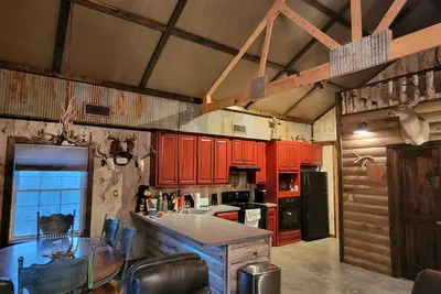 Image de Experience the Solar Eclipse path of Totality in this cabin getaway!