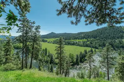 River Heights Home-View, Wifi, Hot Tub, Dogs, Bbq