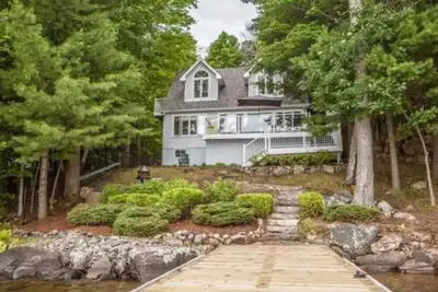 Image de Muskoka Waterfront Lakehouse near Santa's Village Bracebridge