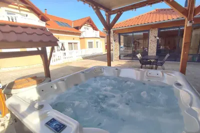 Image de Maison de vacances avec bain à remous, sauna, climatisation, WiFi et appareils de fitness