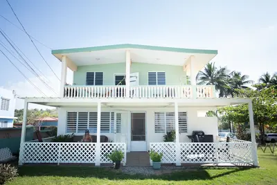 Image de Pelican Reef Beachfront 2 Bed 1 Bath A/C On Small Farm, Surf Right Out Front