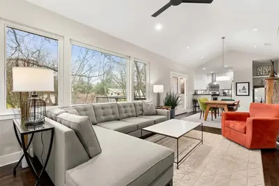 Image de Former Home of Sxsw Director-Sleeps 5, Deck, New\n