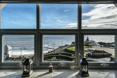 Image de Bay View - Private parking, beach views, central location