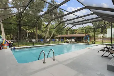 Image de Have it all at this beautiful waterfront Homosassa home close to all amenities.
