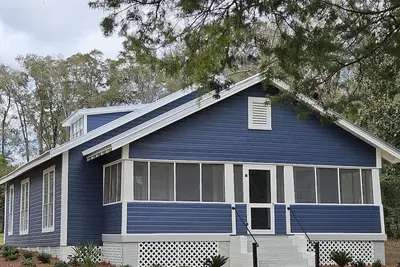 Image de Mady's Happy Place is a charming 3 bedroom, 2 bath home near historic downtown