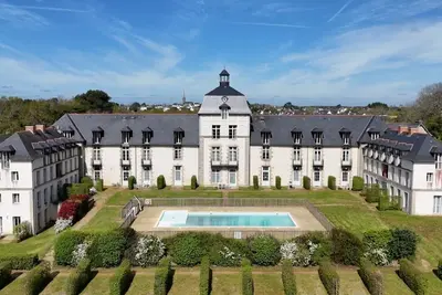 Image de Appartement lumineux dans château, piscine, balades. 4, 5km de l'Ile aux Moines.