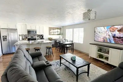 Image de Hole in the Rock Inn - Newly remodeled for post adventure relaxation!