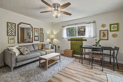 Image de Colorful and Fun Getaway for Four - Unique Northwest Vacation Rentals