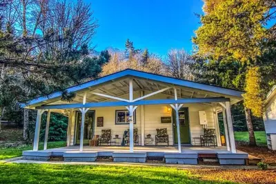 Image de Spacious Colorful Family Friendly Cottage w/ Two Kitchens - Unique Northwest Vacation Rentals